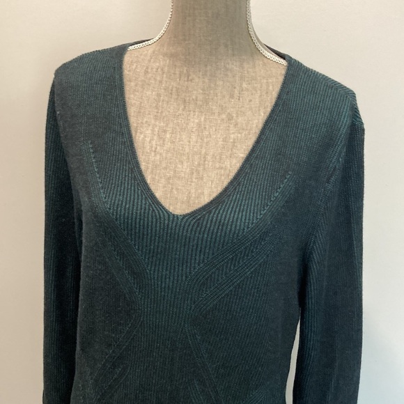 Melanie Lyne Green V-neck Sweater XL - Picture 15 of 17